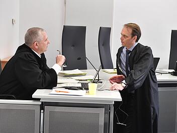 Oberstaatsanwalt Otto Heyder, hier im Gespräch mit Andi H.s Verteidiger Jochen Kaller, hat in seinem Plädoyer eine mehrjährige Haftstrafe für den Hauptangeklagten Tom Z. gefordert. Foto: Ronald Rinklef