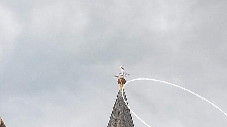 Der Rauch an der Kirchturmspitze war ein Bienenschwarm. Foto: Feuerwehr Heßdorf