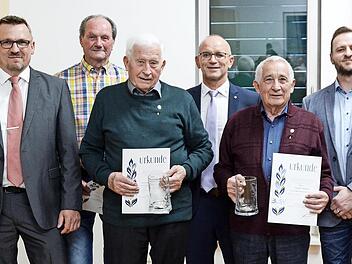 Für 60 Jahre Mitgliedschaft beim SV Mechenried wurden treue Anhänger ausgezeichnet und zu Ehrenmitgliedern ernannt (von links): Thorsten Endres, Bürgermeister Bernd Fischer, Richard Braun, Richard Seufert, Günther Jackl, Günther Heusinger, Michael...