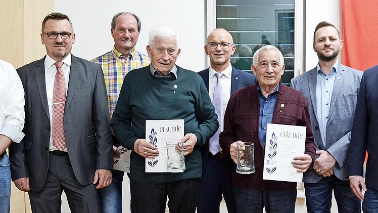 Für 60 Jahre Mitgliedschaft beim SV Mechenried wurden treue Anhänger ausgezeichnet und zu Ehrenmitgliedern ernannt (von links): Thorsten Endres, Bürgermeister Bernd Fischer, Richard Braun, Richard Seufert, Günther Jackl, Günther Heusinger, Michael...
