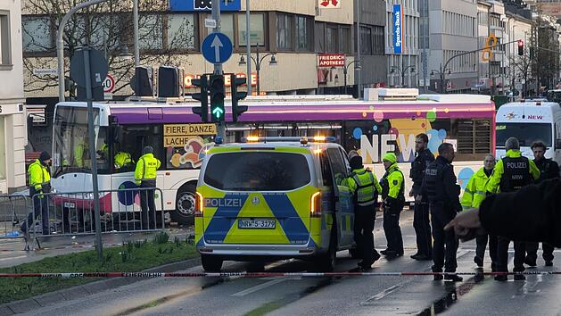 Frau ger&auml;t unter Bus bei Karnevalszug