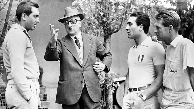 Er liebte die Welt des Motorsports: Enzo Ferrari (zweiter von links) mit den Rennfahrern Luigi Musso (links), Eugenio Castellotti (dritter von links) und Peter Collins.