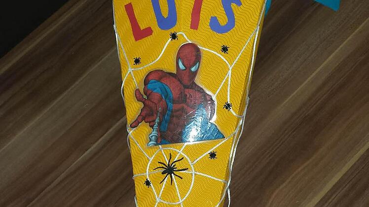 Die Mama von Luis hatte viel Geduld und Kreativität und hat eine Spiderman-Schultüte gebastelt.