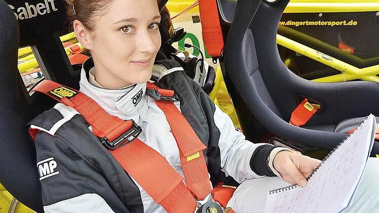 Als Copilotin raste Sabine Besslein im gelben Golf durch die Weiherlandschaft rund um Höchstadt. Fotos: Picturedreams