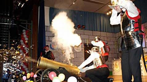 Kanonendonner und Konfettiregen - der Fasching in Steinwiesen ist eingeschossen. Foto: Susanne Deuerling
