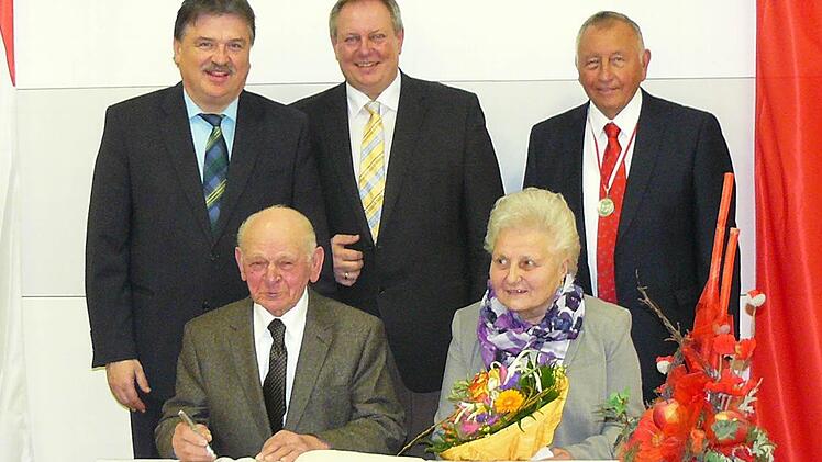 Eintrag von Friedrich Müller ins Goldene Buch der Gemeinde Untersteinach. Foto: Klaus-Peter Wulf