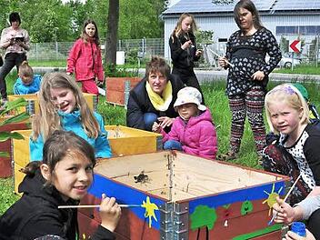 Die Kinder bemalten während der Schulung für Spielmacher und Leiter von Kinder- und Jugendgruppen in den Obst- und Gartenbauvereinen vier kleinere Pflanztröge und hatten auch bei weiteren Programmpunkten viel Spaß. Im Bild (kniend im Vordergrund von links) die Kinder Julia Zösch, Sophia Deschner (Sand), Lisa Meissner (Steinsfeld), Marlene Schlimbach (Kleinmünster) und Rosa Schneider (Sand). Fotos: Ulrike Langer