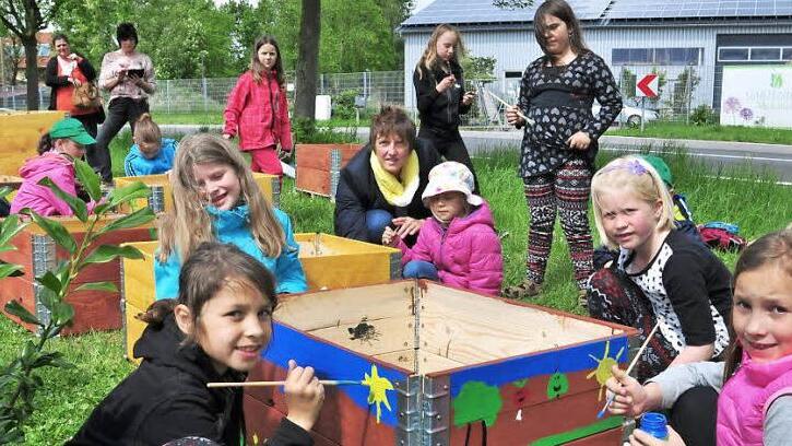 Die Kinder bemalten während der Schulung für Spielmacher und Leiter von Kinder- und Jugendgruppen in den Obst- und Gartenbauvereinen vier kleinere Pflanztröge und hatten auch bei weiteren Programmpunkten viel Spaß. Im Bild (kniend im Vordergrund von links) die Kinder Julia Zösch, Sophia Deschner (Sand), Lisa Meissner (Steinsfeld), Marlene Schlimbach (Kleinmünster) und Rosa Schneider (Sand). Fotos: Ulrike Langer