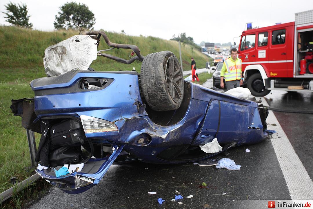 Maserati ueberschlaegt sich auf der A9 - Fahrer schwer verletzt