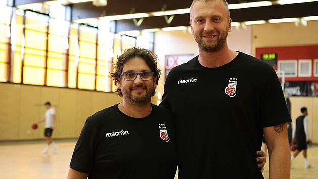 Das Verh&auml;ltnis von Trainer Andrea Trinchieri (links) zu Vladimir Veremeenko darf durchaus als speziell bezeichnet werden. Foto: sportpress