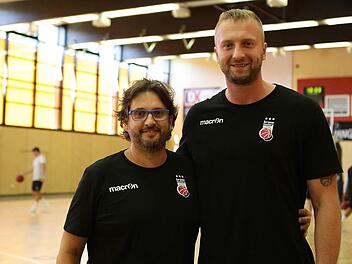 Das Verhältnis von Trainer Andrea Trinchieri (links) zu Vladimir Veremeenko darf durchaus als speziell bezeichnet werden. Foto: sportpress