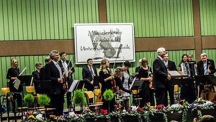 Reichlich Applaus verdiente sich der Musizierkreis Neustadt unter Leitung von Norbert Luche bei seinem Neujahrskonzert.Foto: Jochen Berger