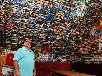 Brauerei-Trucks, die nicht mehr in der Verpackung sind, präsentiert Bernhard Strohwald nicht unterm Partyraum-Dach, sondern auf Regalen im Keller. Foto: Barbara Herbst
