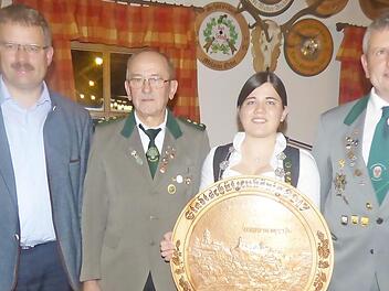 Bei der Siegerehrung (von links): 2. Bürgermeister Thomas Thiem, Stadtschützenmeister Franz Seubert, Stadtschützenkönigin Selina Schrüfer und Vizestadtschützenmeister Jürgen Spessert  Foto: T. Weichert