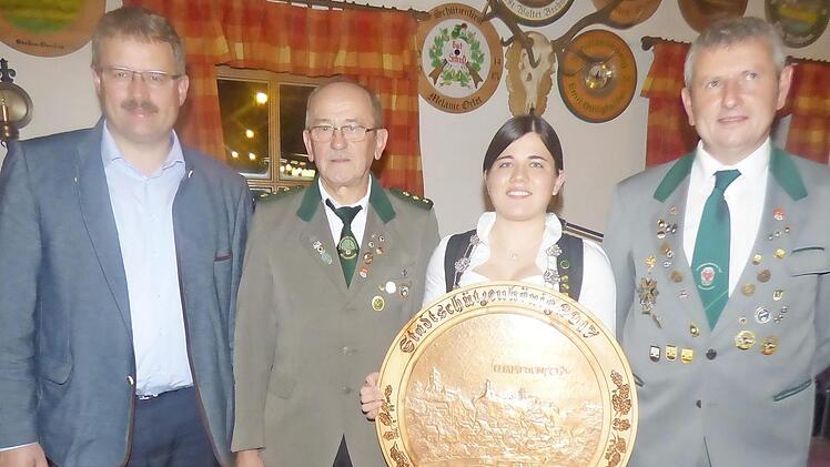 Bei der Siegerehrung (von links): 2. Bürgermeister Thomas Thiem, Stadtschützenmeister Franz Seubert, Stadtschützenkönigin Selina Schrüfer und Vizestadtschützenmeister Jürgen Spessert  Foto: T. Weichert
