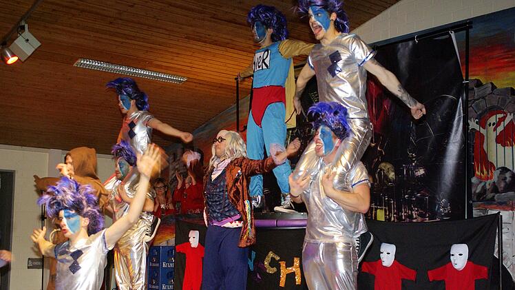 Mini-Menschen, dank Bier, in action. das Männerballett aus Wiesentheid.    Foto: Winfried Ehling