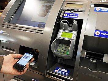 Zahlen nur mit dem Smartphone: Das ist jetzt auch mit Google Pay in Deutschland möglich.Symbolbild Daniel Naupold/dpa
