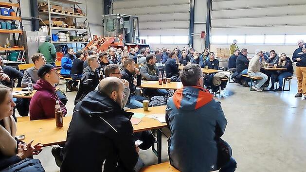 47 Landwirte nahmen am Igensdorfer Bodentag, veranstaltet unter anderem in der Werkstatt der Biogasanlage Merkl, teil.