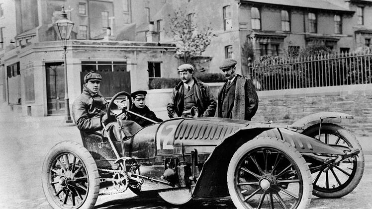 Die ersten Autos waren kaum schneller als ein trabendes Pferd, doch die Motoren wurden bald schneller und leistungsf&auml;higer.