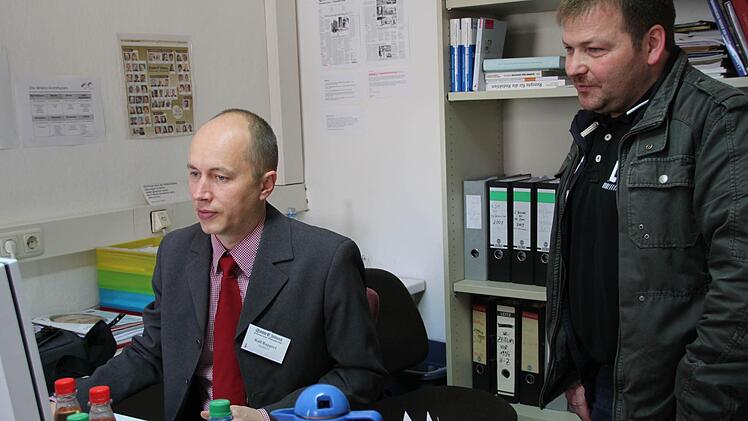 Ein Leser schaut Redakteur Ralf Ruppert  über die Schulter.