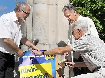 Das hält: FDP-Bundestagsdirektkandidat Erhard Stubenrauch (Hofheim), Landesvorstandsmitglied Kurt Sieber (Königsberg) und Geschäftsführer Alfred Neugebauer (Rentweinsdorf, von links) haben im Wahlkampf viele Stunden lang Plakate mit Siebers "Spezialkleber" geleimt.  Fotos: Katja Kölbl