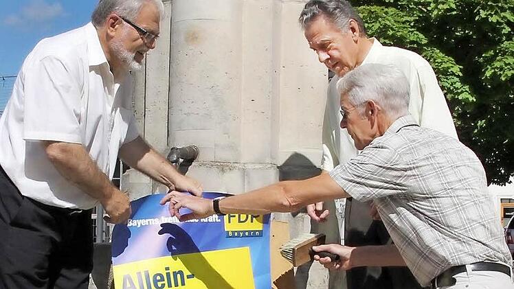 Das hält: FDP-Bundestagsdirektkandidat Erhard Stubenrauch (Hofheim), Landesvorstandsmitglied Kurt Sieber (Königsberg) und Geschäftsführer Alfred Neugebauer (Rentweinsdorf, von links) haben im Wahlkampf viele Stunden lang Plakate mit Siebers "Spezialkleber" geleimt.  Fotos: Katja Kölbl