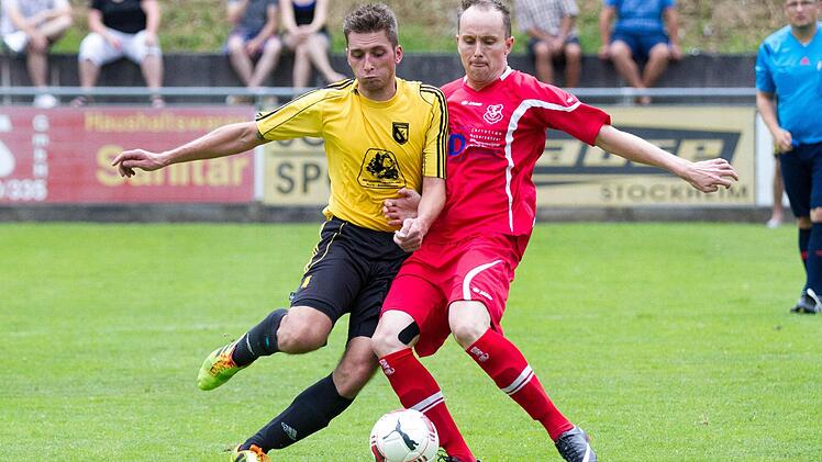 Das Spiel zwischen dem TSV Wilhelmsthal mit Lars Kuropka (rechts) und dem SV Steinwiesen mit Bastian Stöcker sahen sich am Samstag immerhin 160 Zuschauer an. Mehr waren es im Landkreis Kronach nur beim Nachbarderby zwischen dem SSV Oberlangenstadt und dem TSV Küps (200). Foto: Heinrich Weiß