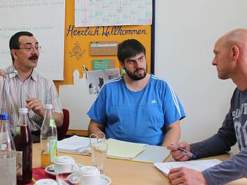 Ricky Wimmer (von links) und Gerhard Orth beraten sich mit Benjamin Geifes. Foto: Tina Meier
