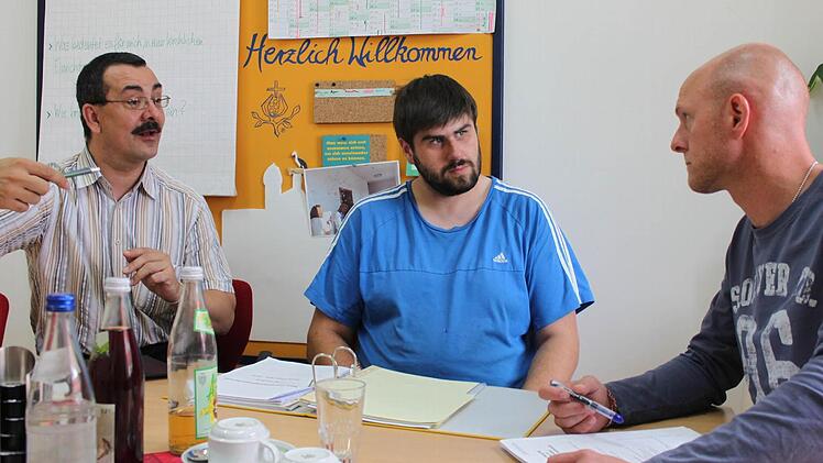 Ricky Wimmer (von links) und Gerhard Orth beraten sich mit Benjamin Geifes. Foto: Tina Meier