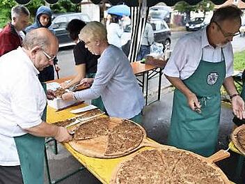 In eine lange Schlange musste man sich einreihen, um beim Schützenweinfest in Unfinden einen Zwiebelkuchen zu bekommen.  Foto: Gerold Snater