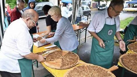 In eine lange Schlange musste man sich einreihen, um beim Schützenweinfest in Unfinden einen Zwiebelkuchen zu bekommen.  Foto: Gerold Snater