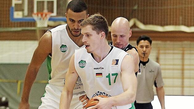 Andi Obst (vorne), der hier von Johannes Thiemann einen Block gestellt bekommt, kommt nach seiner Verletzungspause immer besser in Schwung. Foto: sportpress
