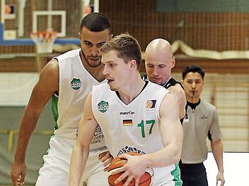 Andi Obst (vorne), der hier von Johannes Thiemann einen Block gestellt bekommt, kommt nach seiner Verletzungspause immer besser in Schwung. Foto: sportpress