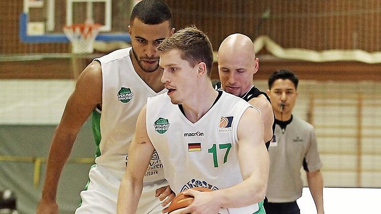 Andi Obst (vorne), der hier von Johannes Thiemann einen Block gestellt bekommt, kommt nach seiner Verletzungspause immer besser in Schwung. Foto: sportpress