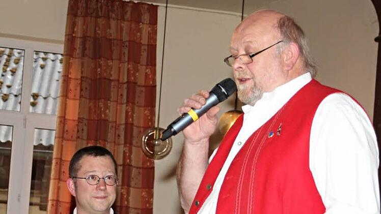Musik verbindet, wie hier den Vorsitzenden der Weisachtaler Blasmusik Stefan Hofmann (links) und dem Dirigenten der Sternberger Musikanten, Adolf Müller (rechts). Sie zeigten sich am Ende des Konzertes zufrieden. Foto: Helmut Will
