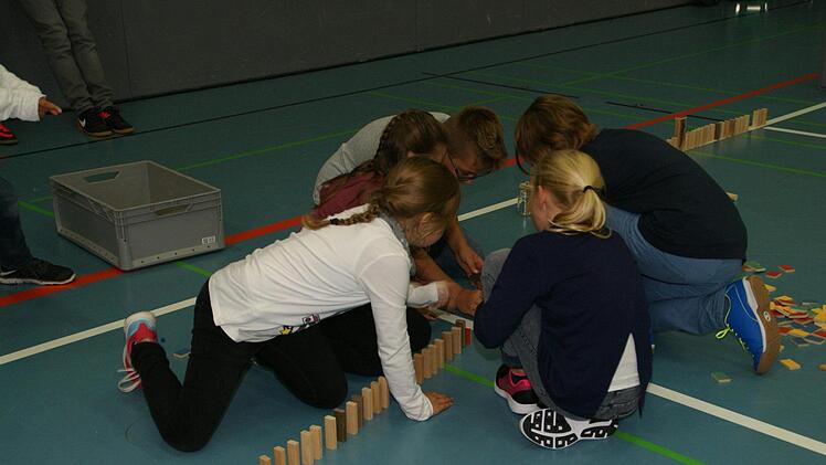 Erst seit einem Tag gehören sie zu einer Klasse, aber beim Domino-Day waren sie schnell ein eingeschworenes Team.