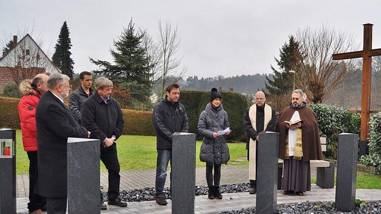 Gemeinsam segneten die Pfarrer Kosma Rejmer (v.  r.) und  Ekkehard Weiskopf  die Baumurnenanlage im  Beisein von Bürgermeisterin Christine Frieß, d Marco  Hennemann, Günther Knorr, dem Juniorchef der Steinmetzfirma Jakob; Diakon  Herbert Mayer und  Achim Ruß.koh