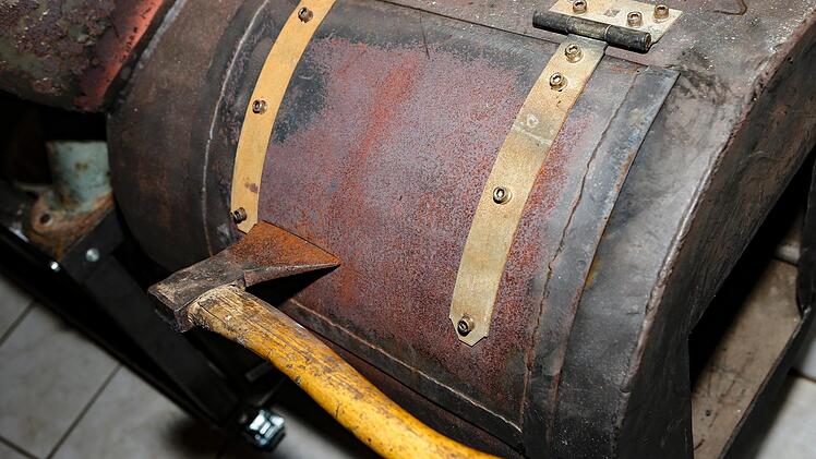 Ein bisschen Steampunk in Bad Rodach:  Die  Axt dient am selbstgebauten  Smoker als Griff.  Foto: Matthias Hoch