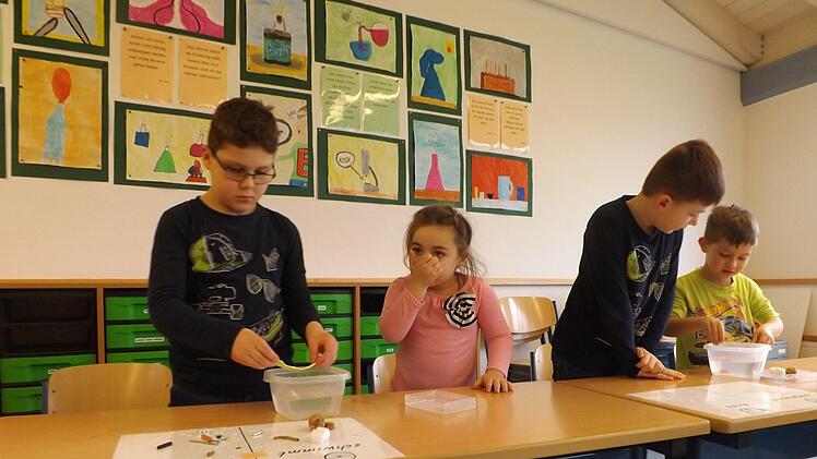 Die Kinder beim ExperimentierenMaria L&ouml;ffler