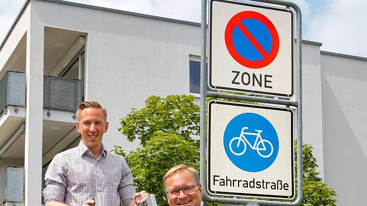 Das Schild zur Fahrradstraße im ersten Fahrradquartier Bambergs  enthüllte Starke gemeinsam mit Christian Hader (Initiative Radentscheid). Foto: Matthias Hoch