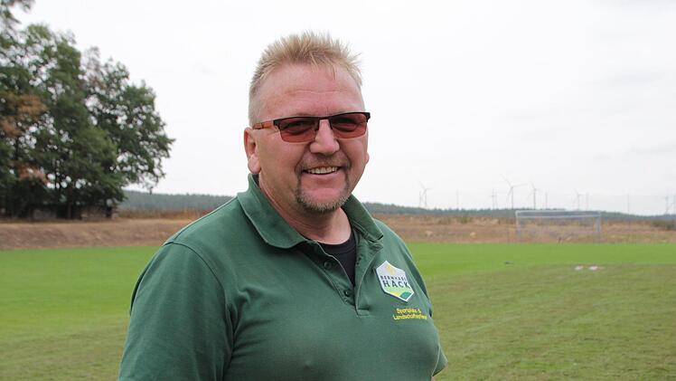 Bernhard Hack,Sportplatz- und Landschaftspfleger
