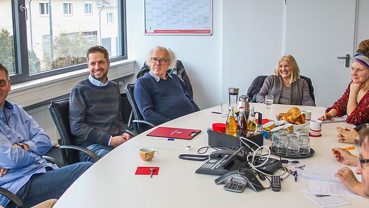 Beim Redaktionsgespräch (von links) Georg Mädl, Dietmar Hofmann, Martin Geiger, Johannes Asen, Cosima Asen, Redaktionsvolontärin Mirjam Stumpf, die Redakteurinnen Dagmar Besand und Katrin Geyer und Redaktionsleiter Alexander Müller.  Foto: Jürgen Gärtner