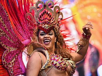 Die Samba Königin aus Rio de Janeiro, Bianca Monteiro, tanzt auf einer der Bühnen auf dem internationalen Samba-Festival Coburg. Auf dem Tanzfestival werden  rund 200.000 Besucher aus aller Welt in der Coburger Innenstadt erwartet. Foto: Nicolas Armer/dpa