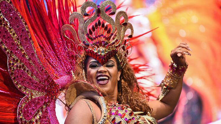 Die Samba Königin aus Rio de Janeiro, Bianca Monteiro, tanzt auf einer der Bühnen auf dem internationalen Samba-Festival Coburg. Auf dem Tanzfestival werden  rund 200.000 Besucher aus aller Welt in der Coburger Innenstadt erwartet. Foto: Nicolas Armer/dpa