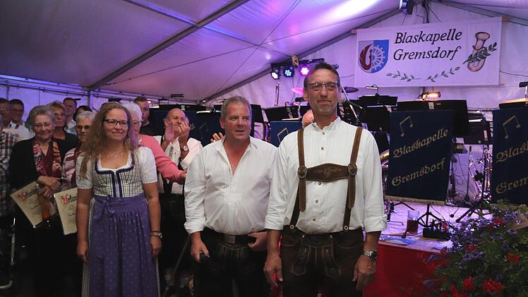 Rainer Endreß mit den beiden, denen besonderer Dank galt: Kathrin Junggunst und Raimund Kratz