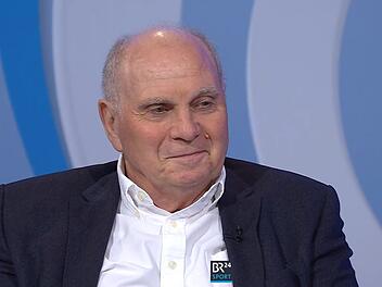 Rund um das Ende von Thomas Müller beim FC Bayern hat Uli Hoeneß nun Fehler eingeräumt.