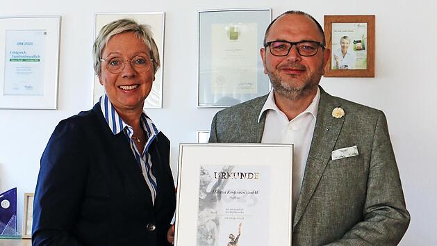 Maintal Gesch&auml;ftsf&uuml;hrerin Anne Feulner und Verkaufsleiter Markus Seitz mit der Nominierung f&uuml;r die Jurystufe des Mittelstandspreises.