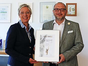 Maintal Geschäftsführerin Anne Feulner und Verkaufsleiter Markus Seitz mit der Nominierung für die Jurystufe des Mittelstandspreises.
