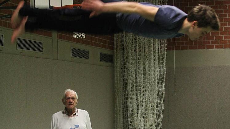Als Trainer und Beobachter: Erich Seifert sieht, wie Pascal nach einem Trampolinsprung waagrecht in der Luft liegt. Foto: Gerd Ludwig
