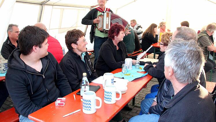 Franz Loh bringt mit seiner "Ziach" Stimmung ins Zelt. Foto: Johanna Blum